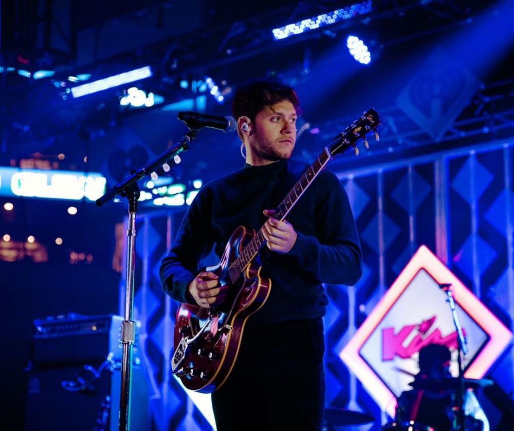 Potret Niall Horan Main Gitar Di Atas Panggung