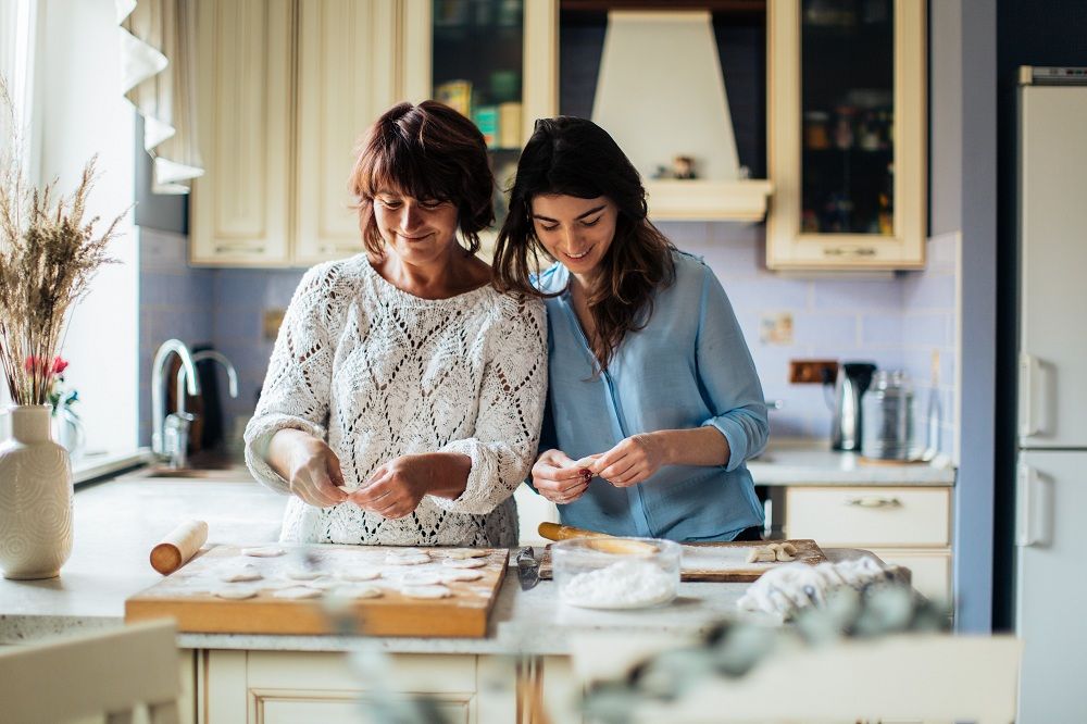 Motherly! 5 Zodiak yang Dikenal Punya Pola Asuh Terbaik, Benarkah?