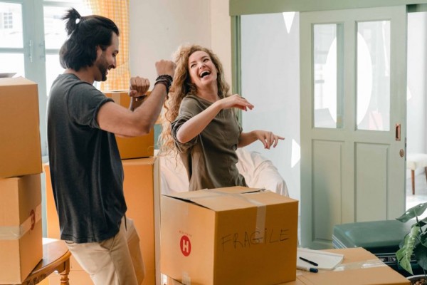 5 Alasan Punya Teman dengan Selera Humor Sama Bikin Hati Bergembira