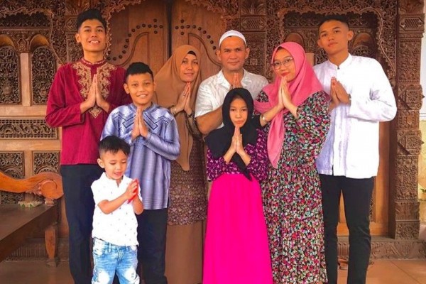 Jarang Disorot, 10 Potret Nuca Idol Bersama Keluarga