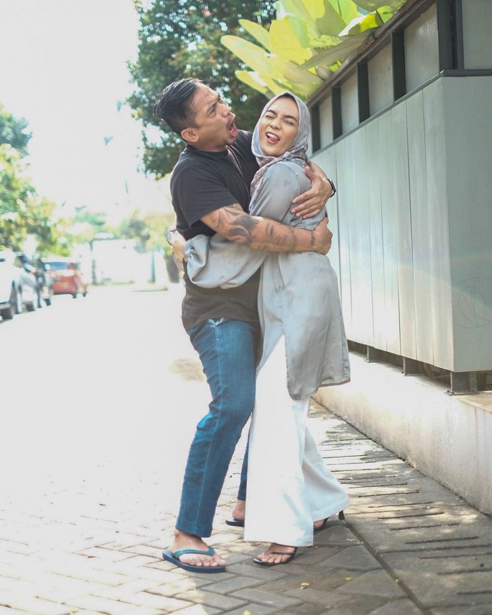 10 Potret Kebersamaan Enno Lerian dan Suami yang Harmonis