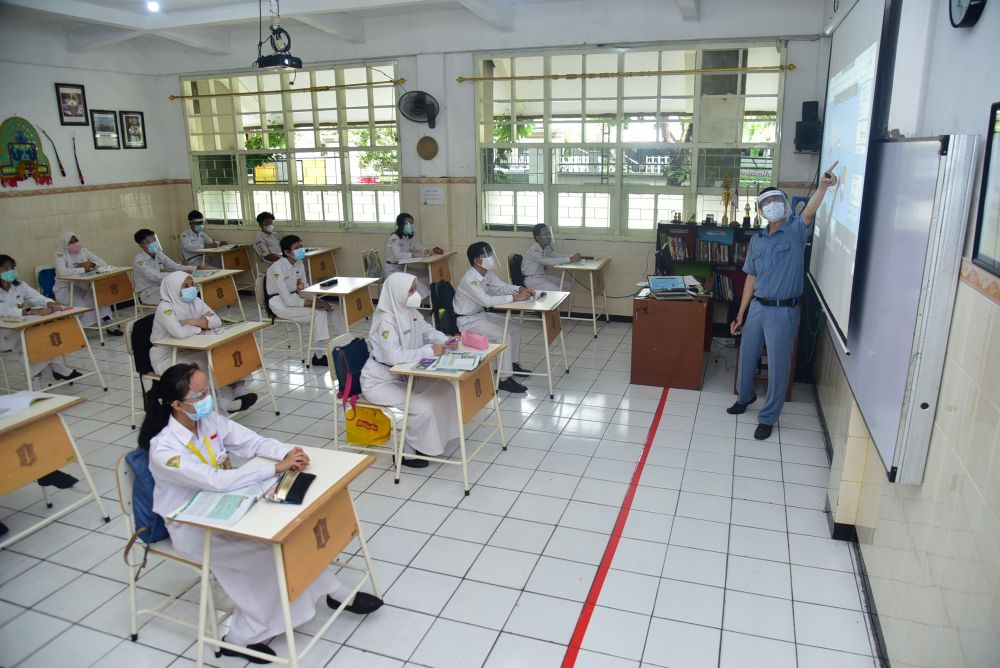 PTM Terbatas Bandar Lampung, Pelajar: Ini Pertama Pakai Seragam SMA