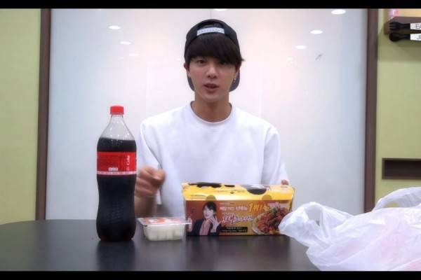 Konten Mukbang Jin BTS Yang Bantu Penderita Eating Disorder