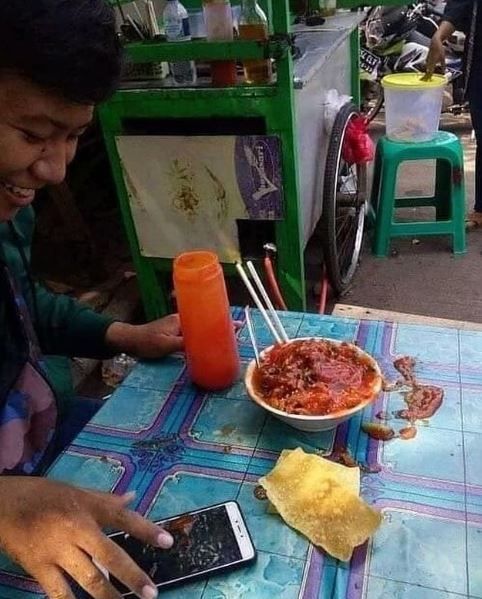 10 Momen Apes Lagi Makan Makanan Berkuah, Nyesek Pol 