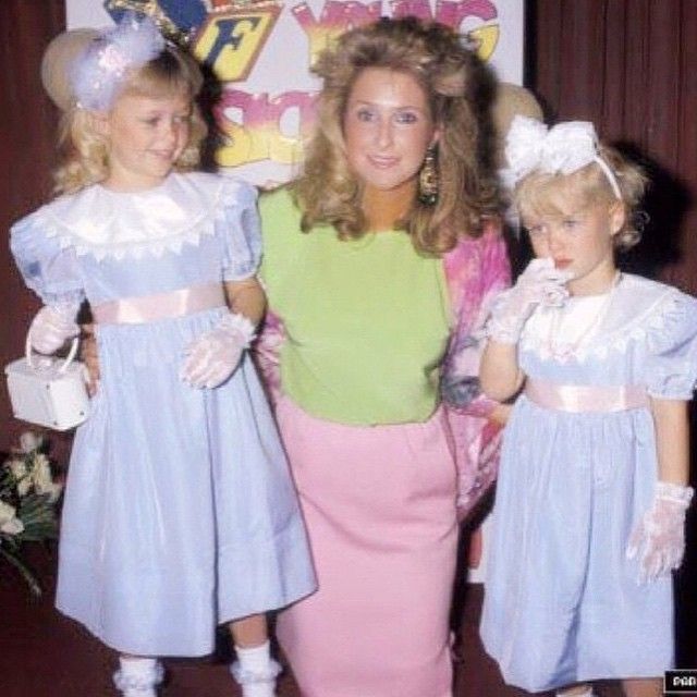 9 Potret Paris Hilton Bareng Mama dan Adik, Keluarga Glamor
