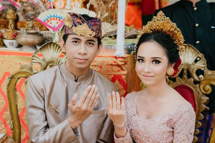 10 Artis Yang Menikah Dengan Adat Bali Sakralnya Nyata