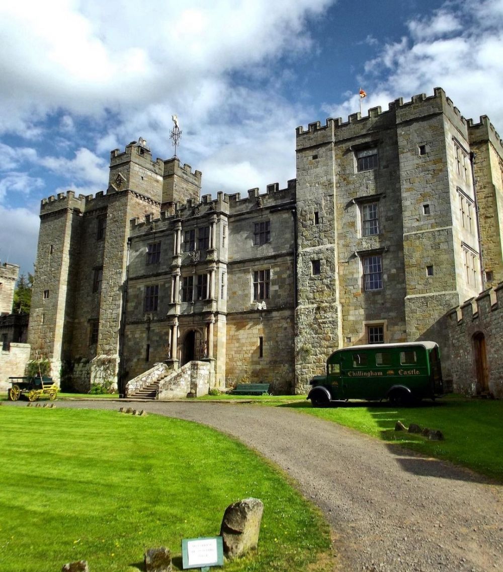 Замок чиллингем. Холл замка Чиллингем. Chillingham Castle женщина. Замок Чиллингем озеро.