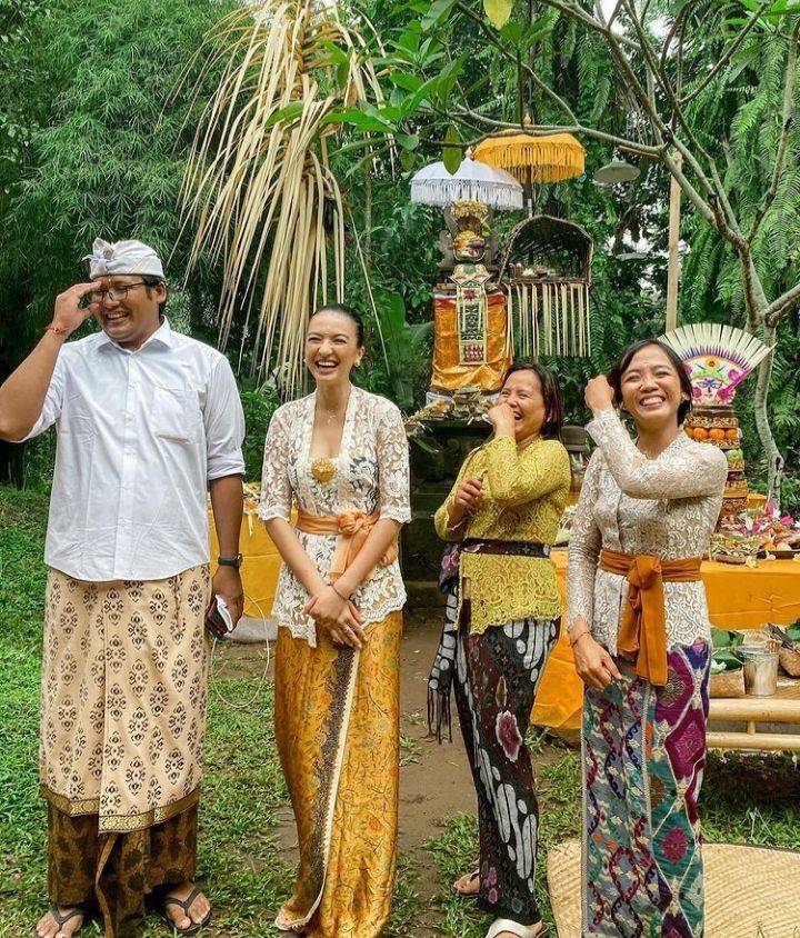 14 Potret Artis Berbalut Kebaya Bali, Anggun Nan Bersahaja!