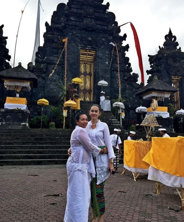 9 Potret Aura Kasih Dalam Balutan Kebaya Berbagai Daerah