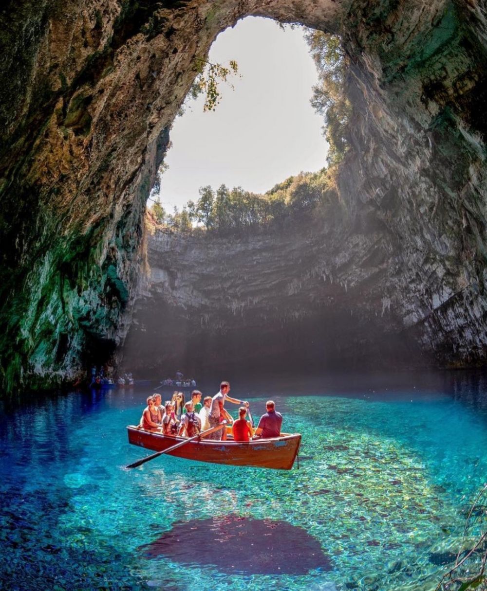 9 Pesona Gua Melissani di Yunani, Jadi Tempat Tinggal Para Peri!