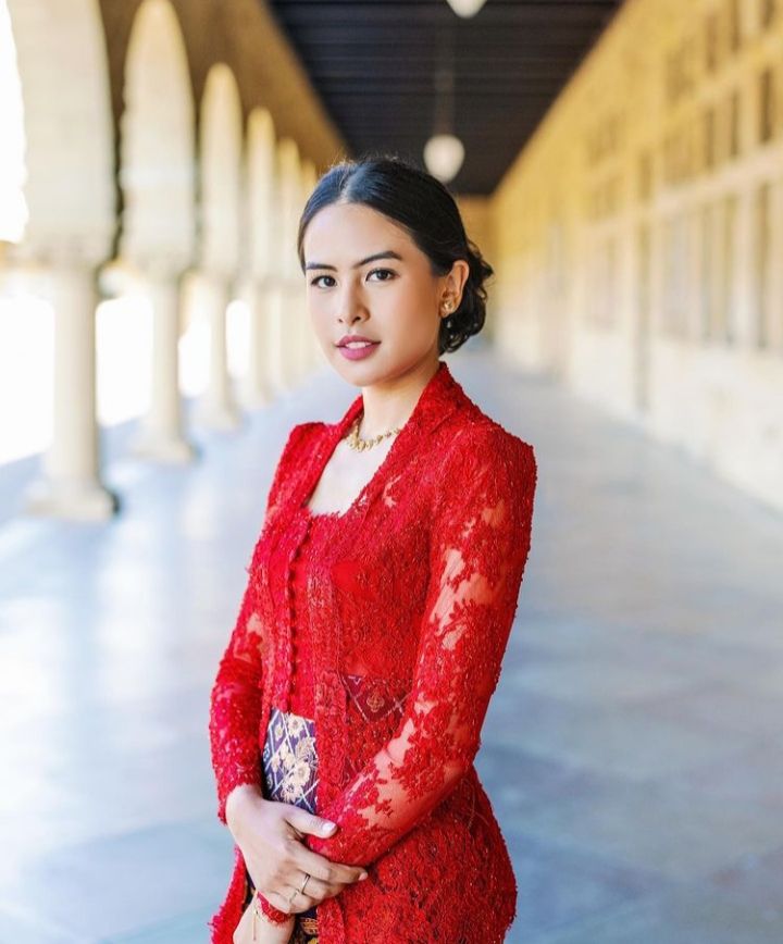 10 Potret Model Kebaya Tradisional Ala Maudy Ayunda Elegan 