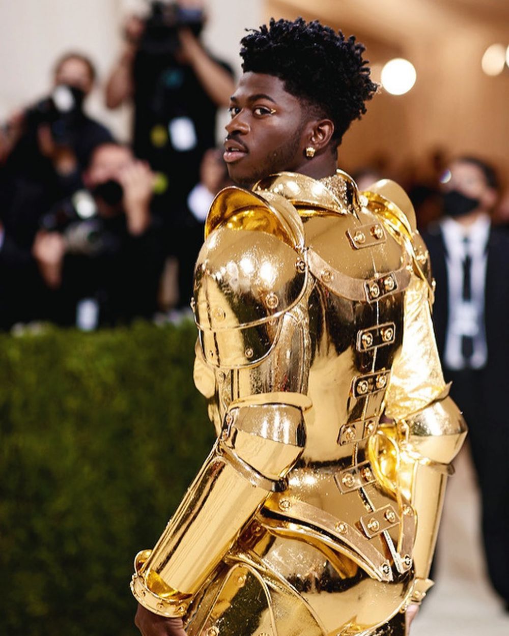 9 Potret Lil Nas X saat Pakai Gold Armor di Met Gala