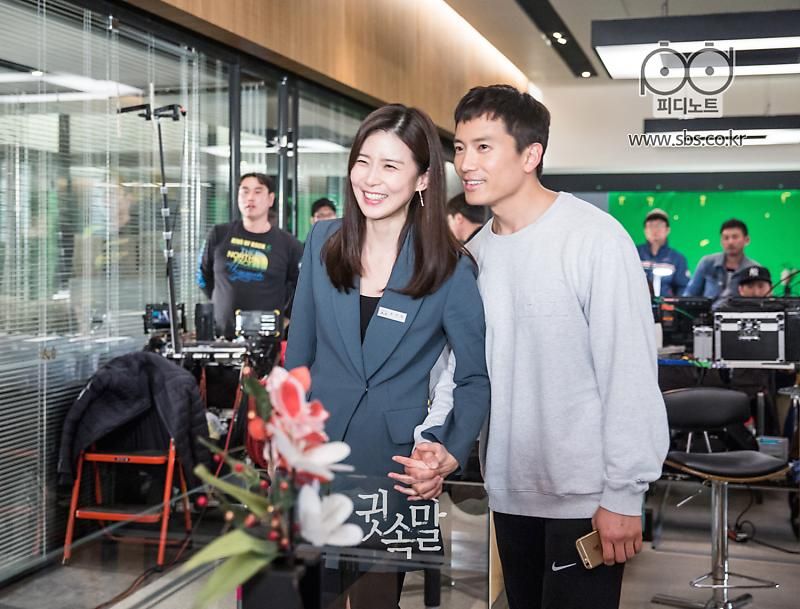 9 Potret Romantis Pasangan Aktor Korea Ji Sung dan Lee Bo Young 