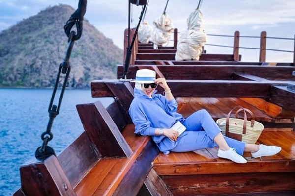10 Potret Cetar Syahrini saat Pakai Topi, Bebas dari Sinar Matahari!