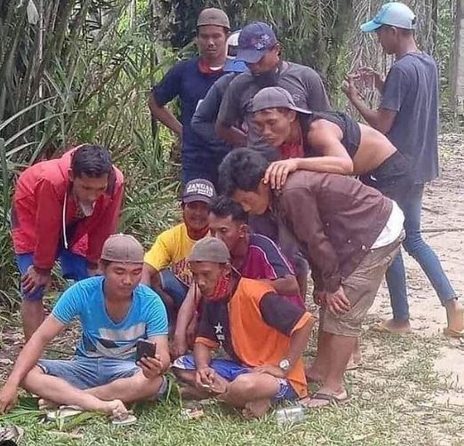 10 Potret Bapak Bapak Lagi Nongkrong Bareng Bikin Ngakak 