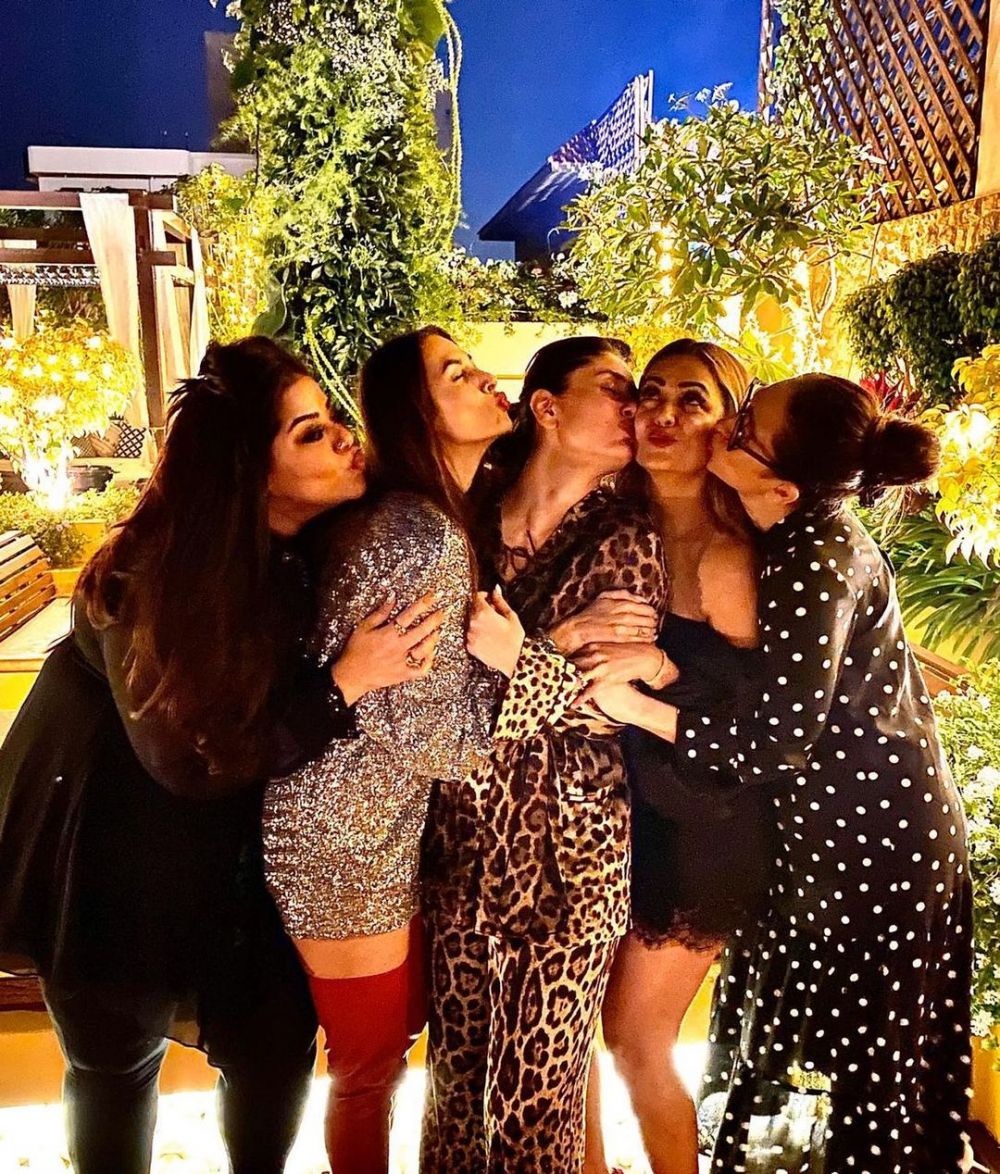 10 Potret Geng Sosialita Karisma Dan Kareena Kapoor, Hits!