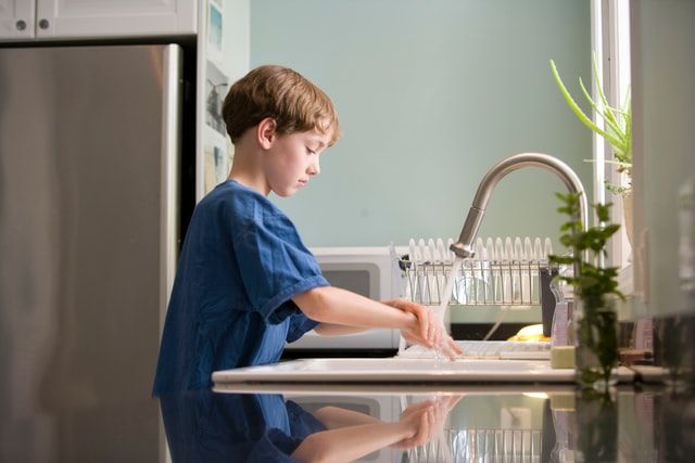 5 Cara agar Anak Tak Miliki Karakter Home Service, Biar Jadi Mandiri!