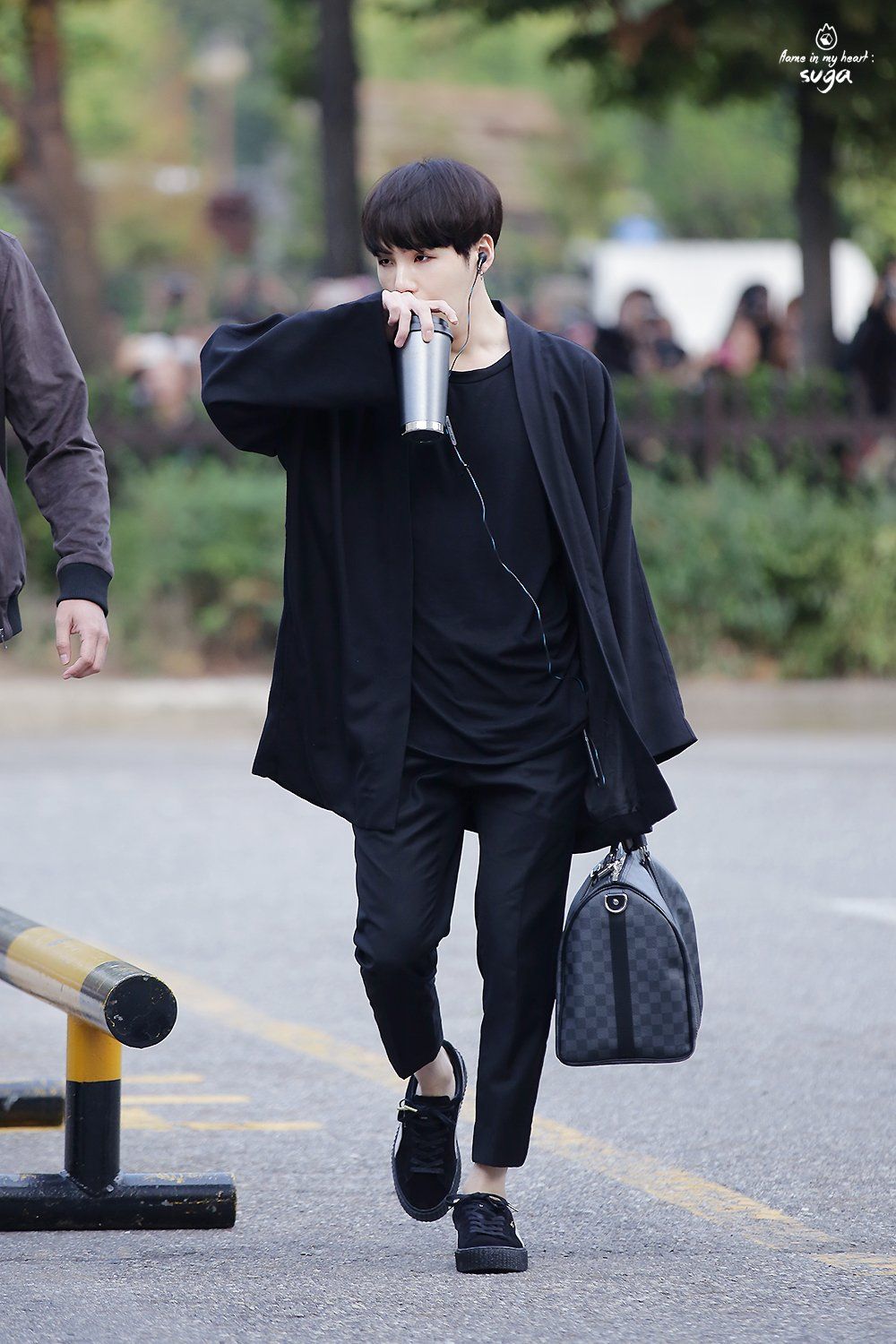 FOTO: Dari Cute - Branded, Street Style Suga BTS Keren Banget! 