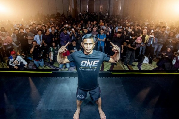 5 Reaksi Haru Atlet ONE Championship saat Dapat Bonus Nyaris Semiliar