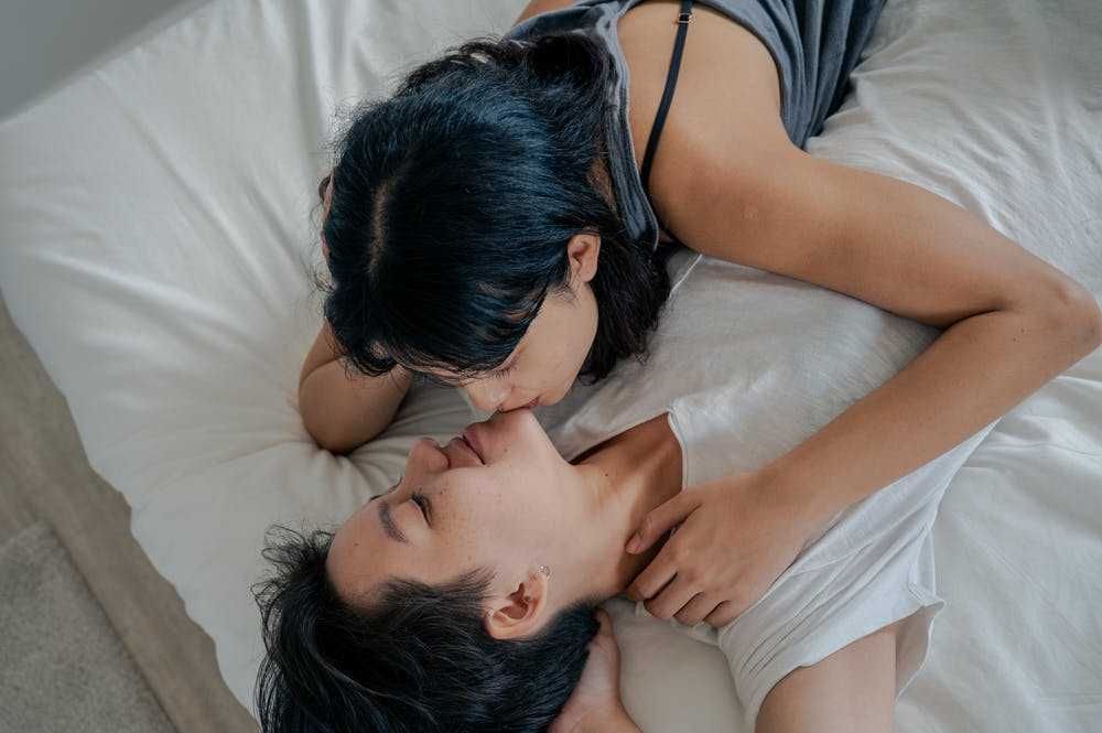 5 Tips Tambah Keintiman Seks dengan Ciuman Panas nan Sehat