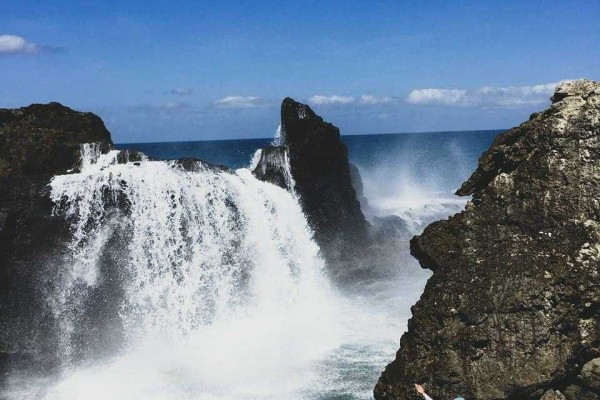 Uniknya Pantai Nambung di Lombok, Punya Air Terjun Asin