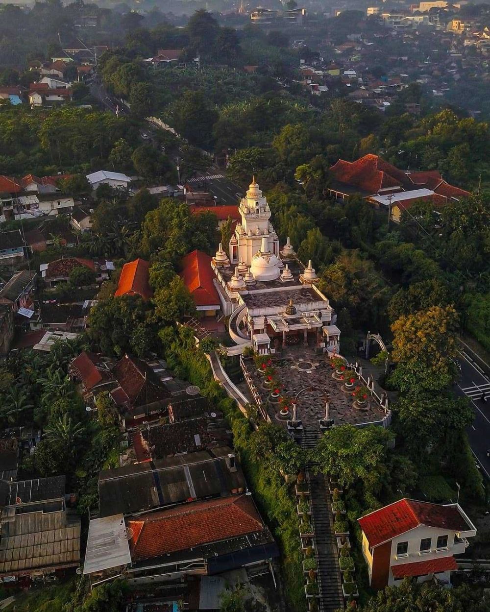 9 Wihara yang Menawan di Indonesia, Tak Perlu Keluar Negeri! 