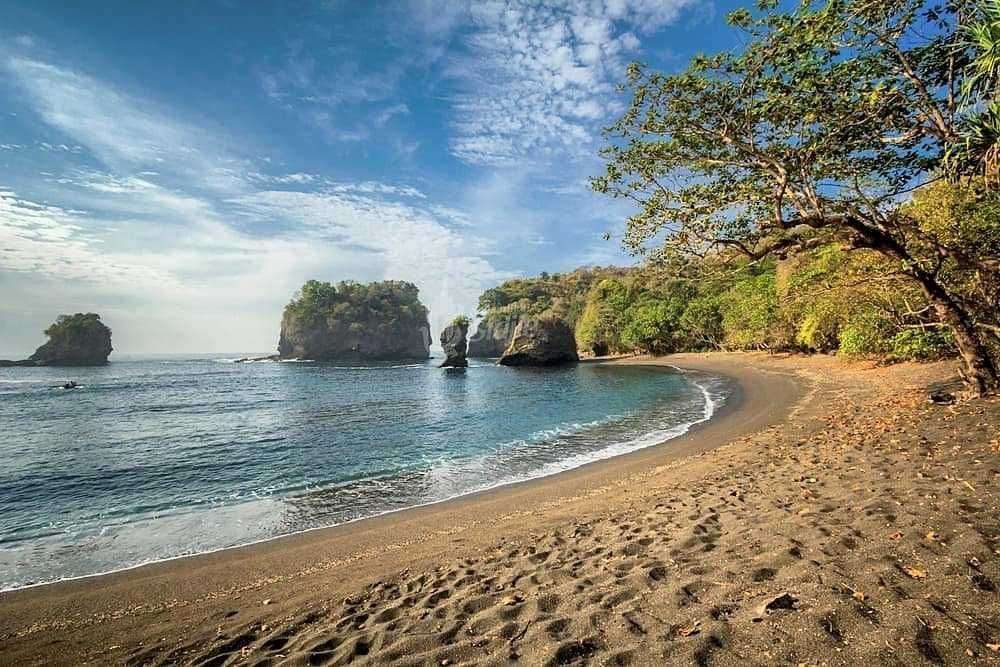 Wisata Pantai Cantik Di Malang