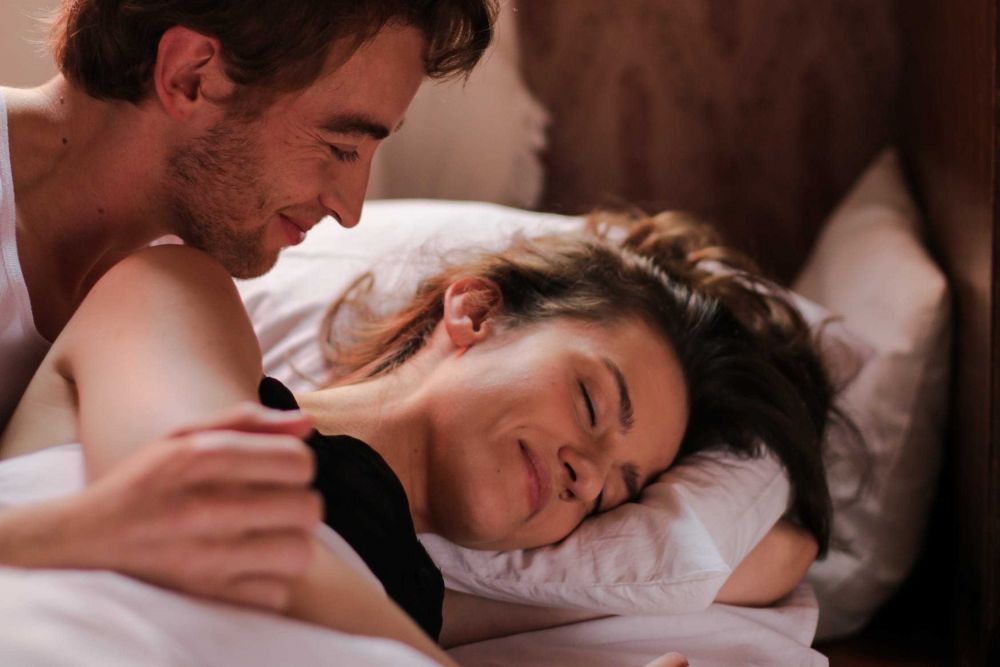 Cara Meningkatkan Keintiman Hubungan dengan Pillow Talk