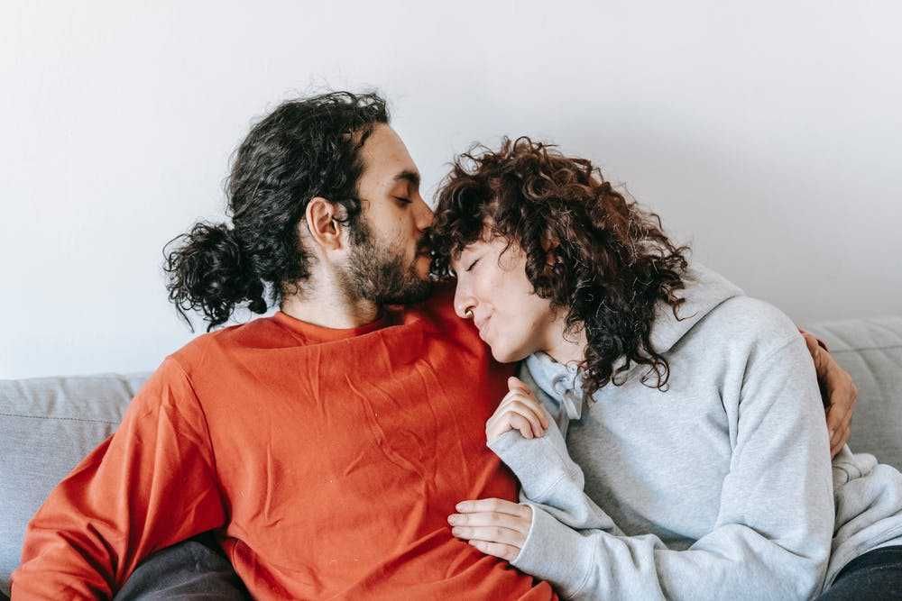 5 Tips Tambah Keintiman Seks dengan Ciuman Panas nan Sehat