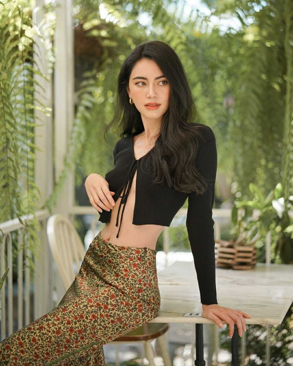 11 Padu Padan Atasan Crop Top ala Mai Davika, OOTD Simpel dan Chic