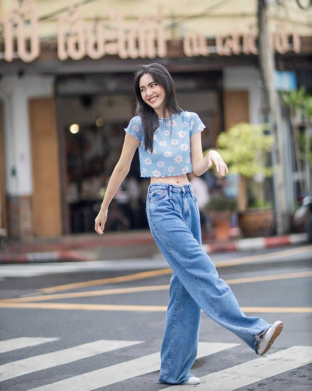 11 Padu Padan Atasan Crop Top ala Mai Davika, OOTD Simpel dan Chic