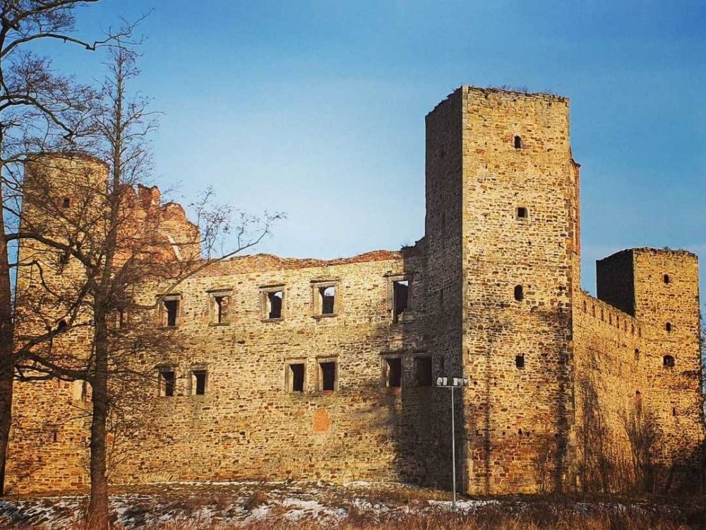 5 Kastil Angker di Polandia, Ada yang Dihuni Sosok Hantu Valak!