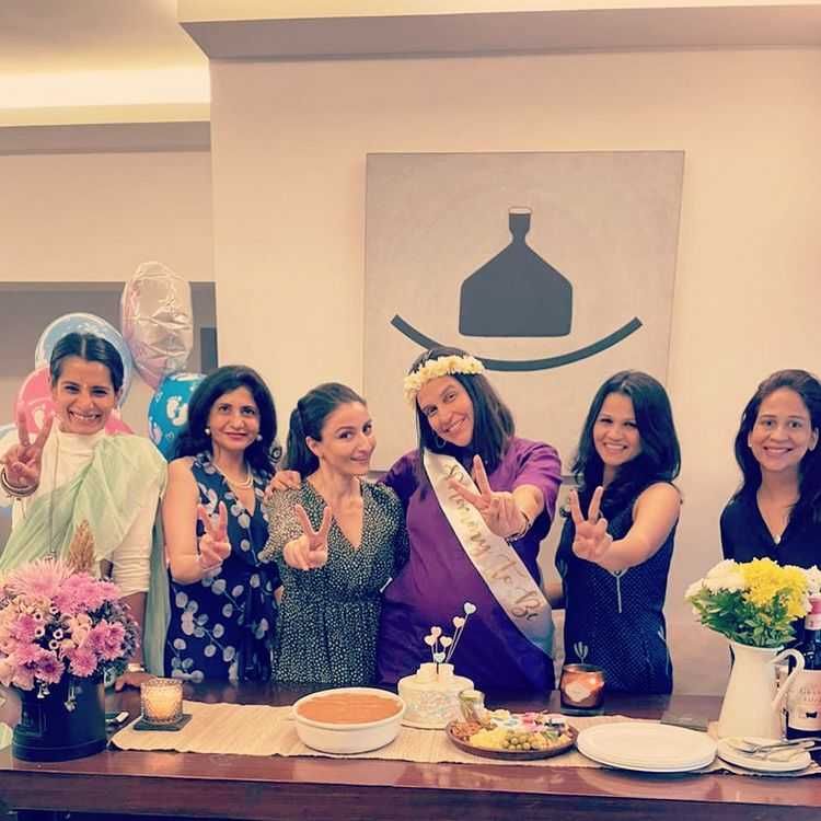 9 Potret Baby Shower Aktris Bollywood Neha Dhupia