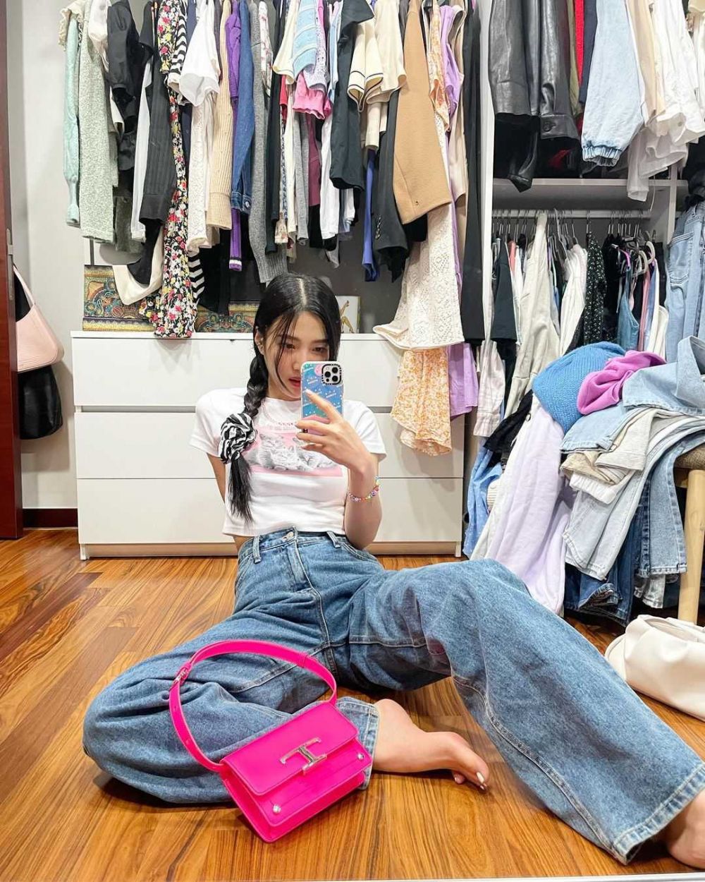 10 Ide OOTD Jeans ala Joy Red Velvet, Cocok Buat Hangout!
