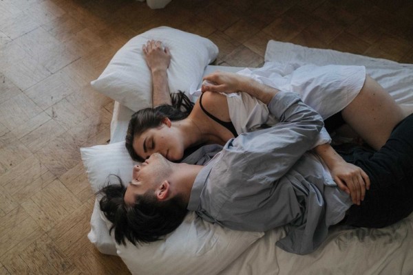 5 Tips Lakukan Foreplay saat Baru Menikah, Jangan Canggung!