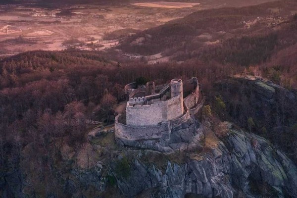 5 Kastil Angker di Polandia, Ada yang Dihuni Sosok Hantu Valak!