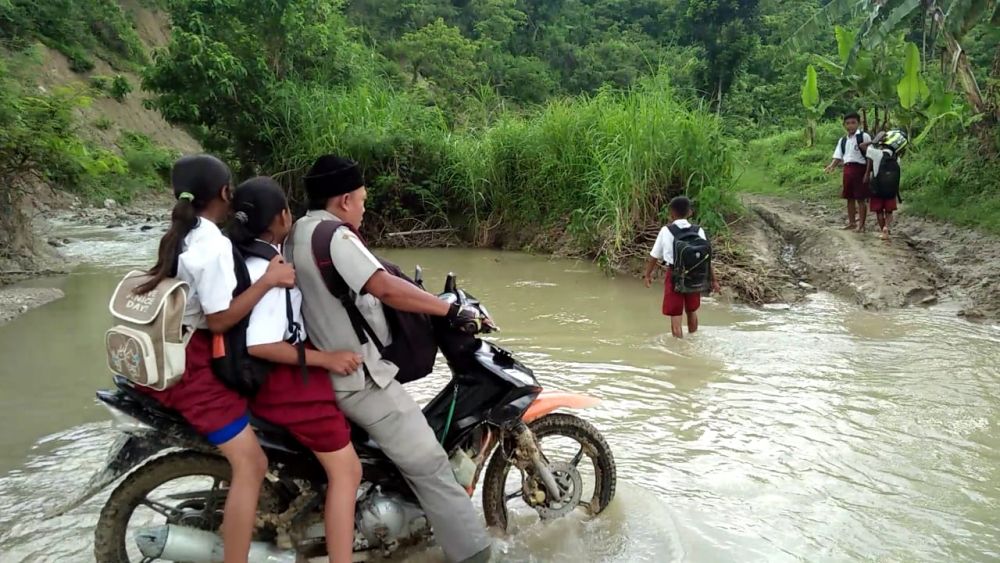 Guru di Lamongan, Terobos Jalan Berlumpur 11 Km dan Seberangi Sungai