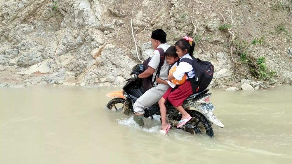 Guru di Lamongan, Terobos Jalan Berlumpur 11 Km dan Seberangi Sungai