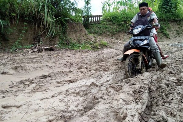 Guru di Lamongan, Terobos Jalan Berlumpur 11 Km dan Seberangi Sungai