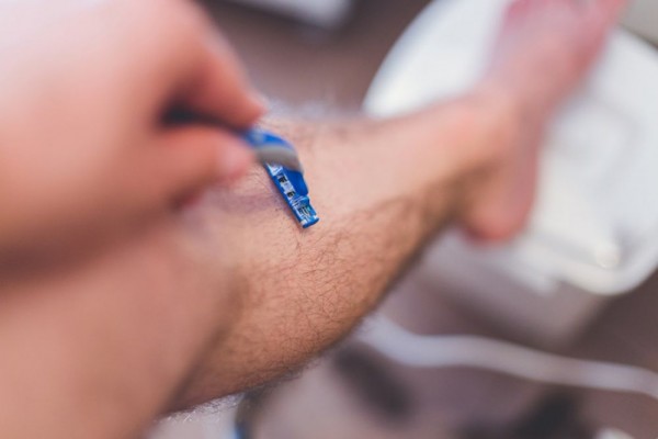 5 Kesalahan yang Sering Dilakukan Pria Saat Mencukur Bulu Kaki