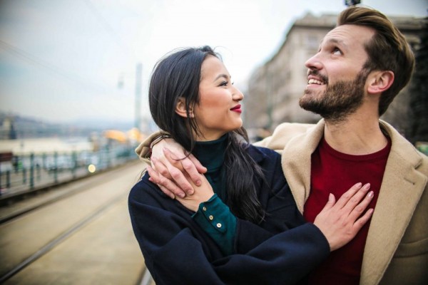 5 Cara Mengatasi Cinta Lintas Negara, Saling Menghargai