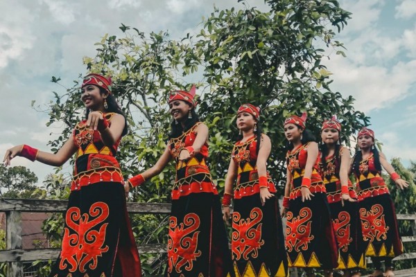 Tarian Datun Bengen Tawai di Swiss untuk Mengenalkan IKN