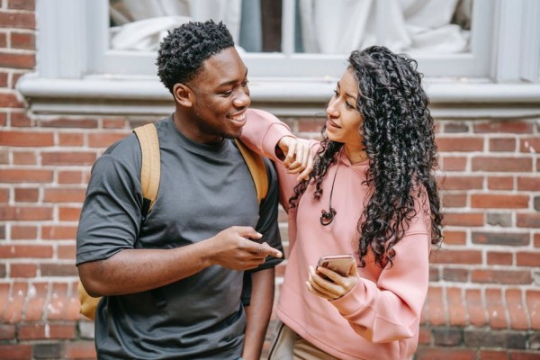 5 Zodiak Ini Buat Kalian Nyaman Sebatas Sahabat, Gak Lebih