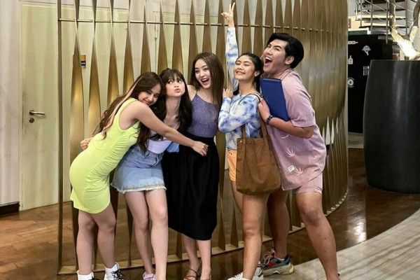Ada Natasha Wilona, 10 Potret Keceriaan Para Pemain Web Series Diva