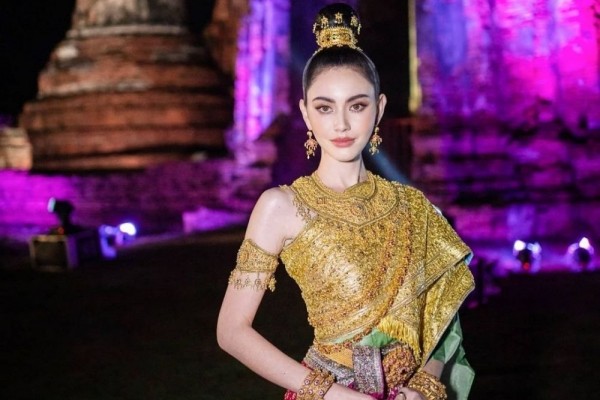 Bak Putri Raja, 9 Potret Davika Hoorne Pakai Baju Tradisional Thailand