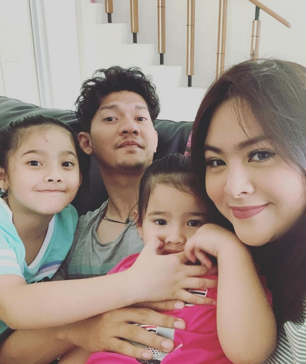 10 Potret Bahagia Iko Uwais dan Audy Item Temani Anak