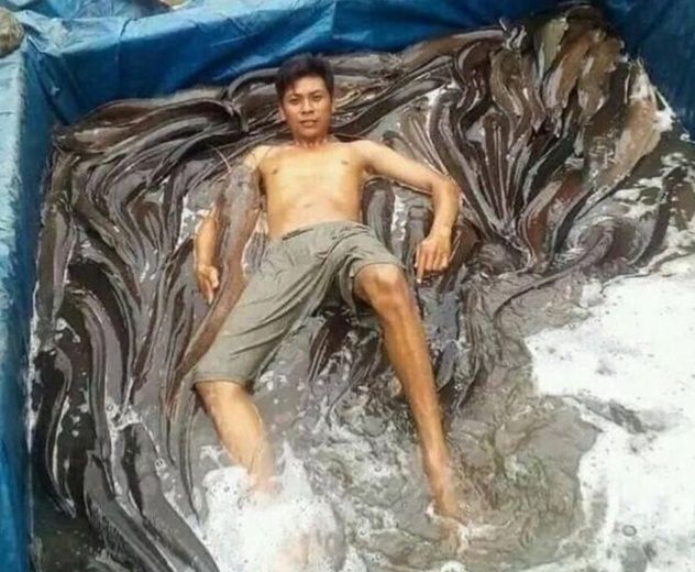 10 Aksi Absurd Cowok Yang Bikin Melongo Mandi Bareng Lele