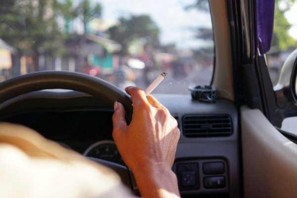 7 Dampak Buruk Merokok di Dalam Mobil, Harganya Bisa Turun!