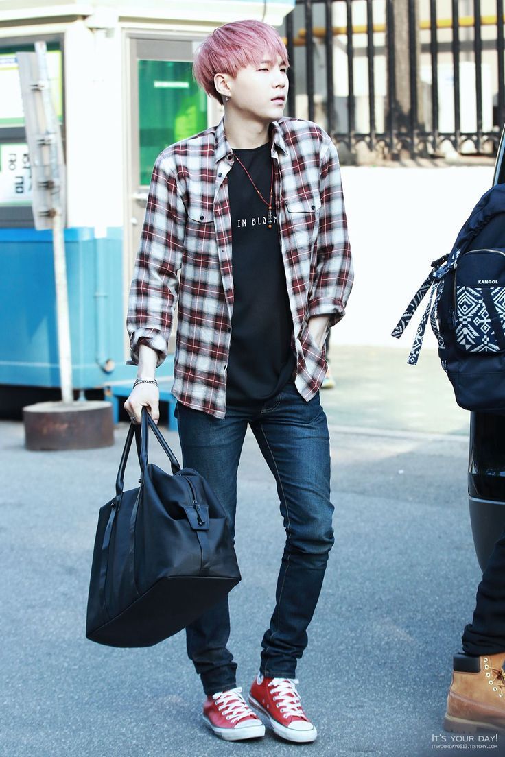 FOTO: Dari Cute - Branded, Street Style Suga BTS Keren Banget! 