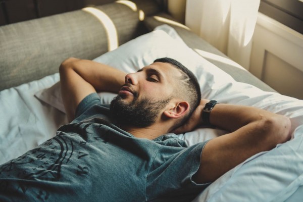 5 Kebiasaan Tidur Unik